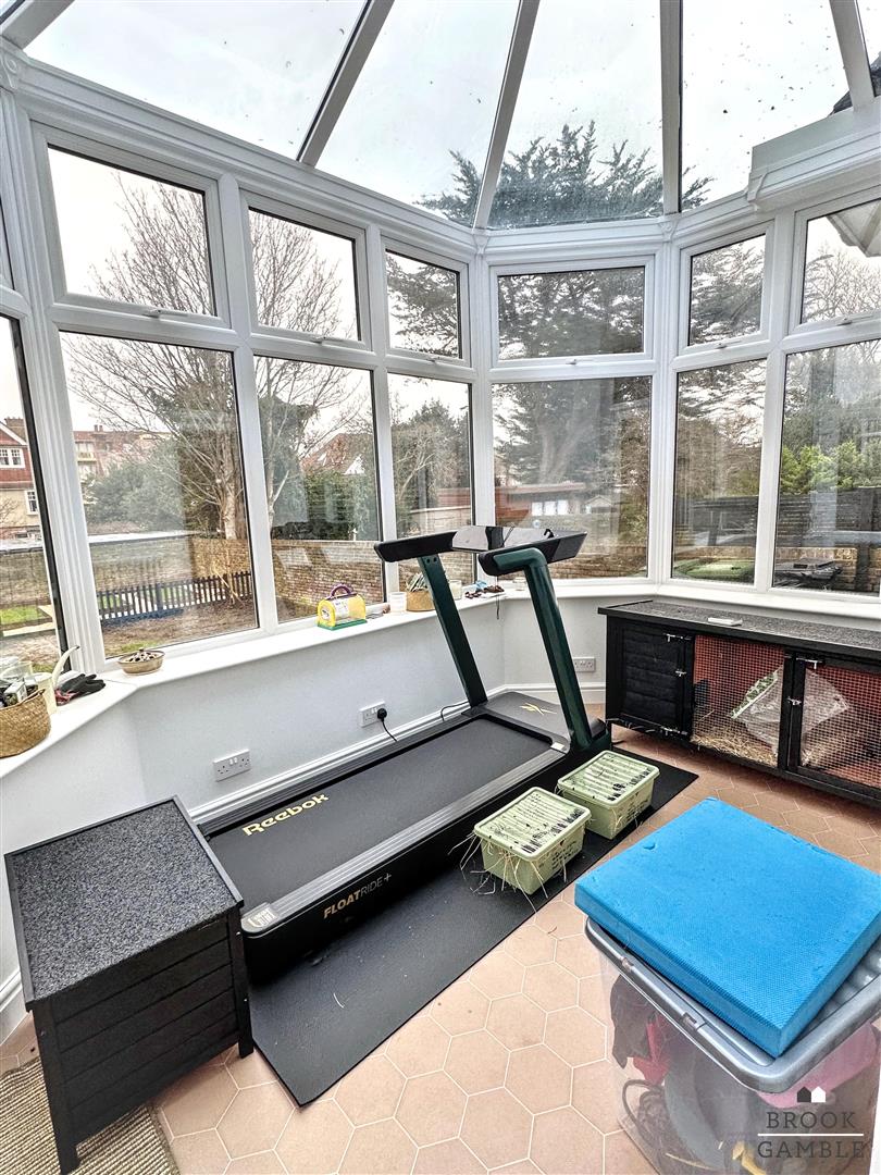3 Bedroom Flat - Garden. Arlington Road in Eastbourne,  22